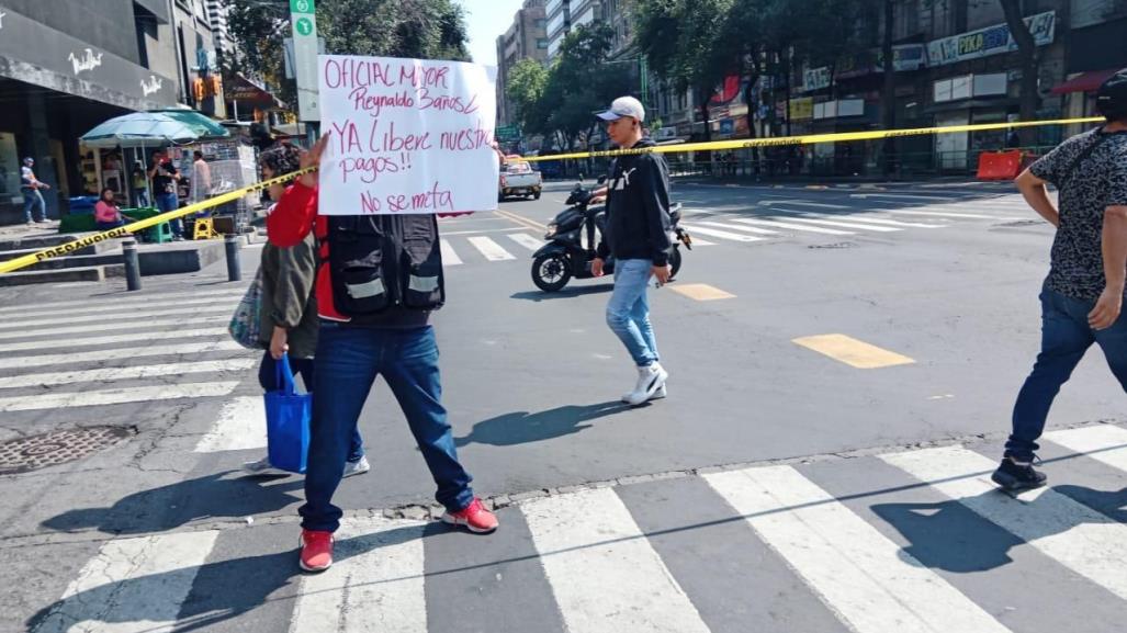 Trabajadores de la CDMX cierran Eje Central por falta de pago desde mayo