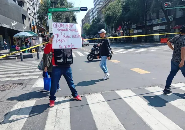 Trabajadores de la CDMX cierran Eje Central por falta de pago desde mayo