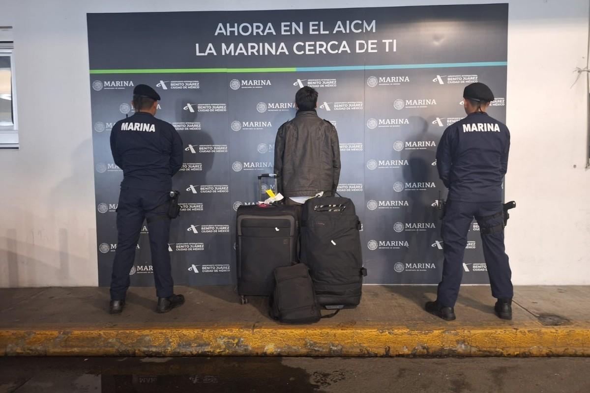 Efectivos resguardando a uno de los detenidos Foto: X(Twitter) @AICM_mx