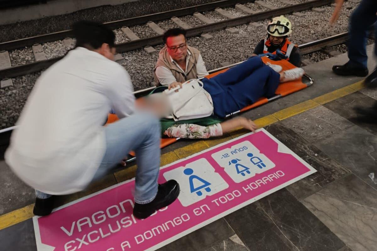 Mujer rescata de las vías del Metro. Foto: Ramón Ramírez