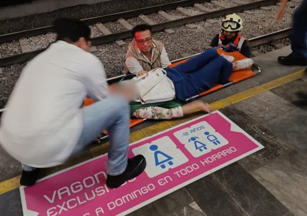 Mujer cae a zona de vías del Metro de CDMX y es rescatada con vida