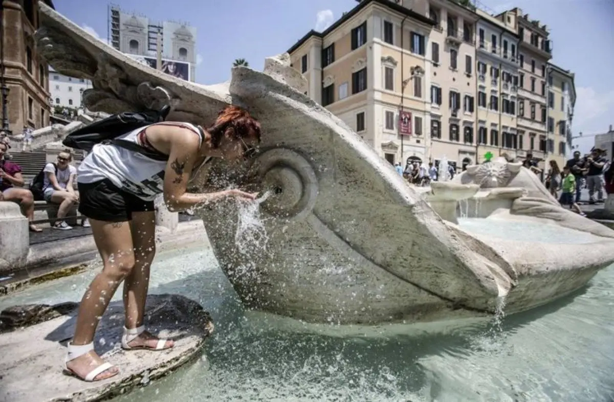 En la imagen una mujer se refresca en una fuente en Roma, Italia. Foto: Wanted in Rome