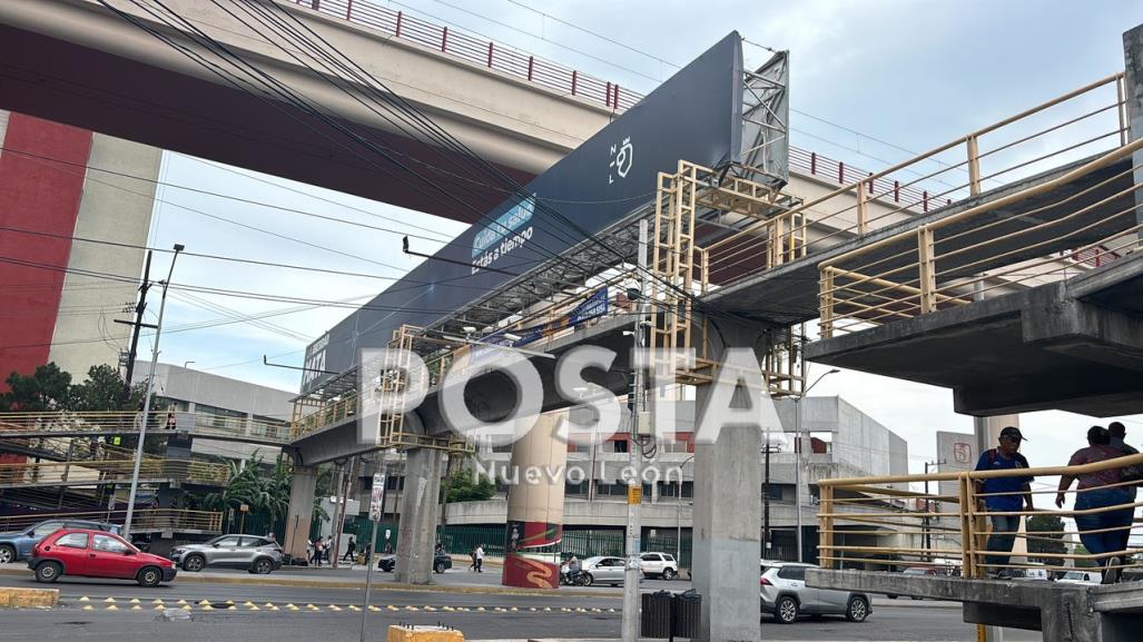 Se arriesgan ciudadanos pasando por debajo de puente peatonal en Monterrey