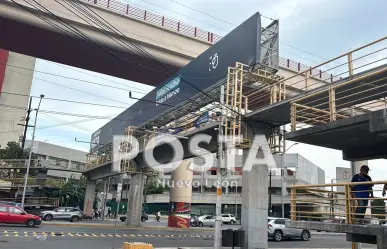 Se arriesgan ciudadanos pasando por debajo de puente peatonal en Monterrey