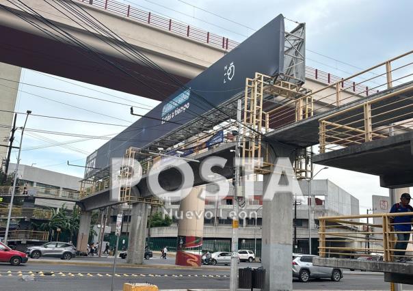 Se arriesgan ciudadanos pasando por debajo de puente peatonal en Monterrey