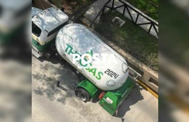Se hunde pipa con gas en el techo de un estacionamiento en Atizapán (VIDEO)