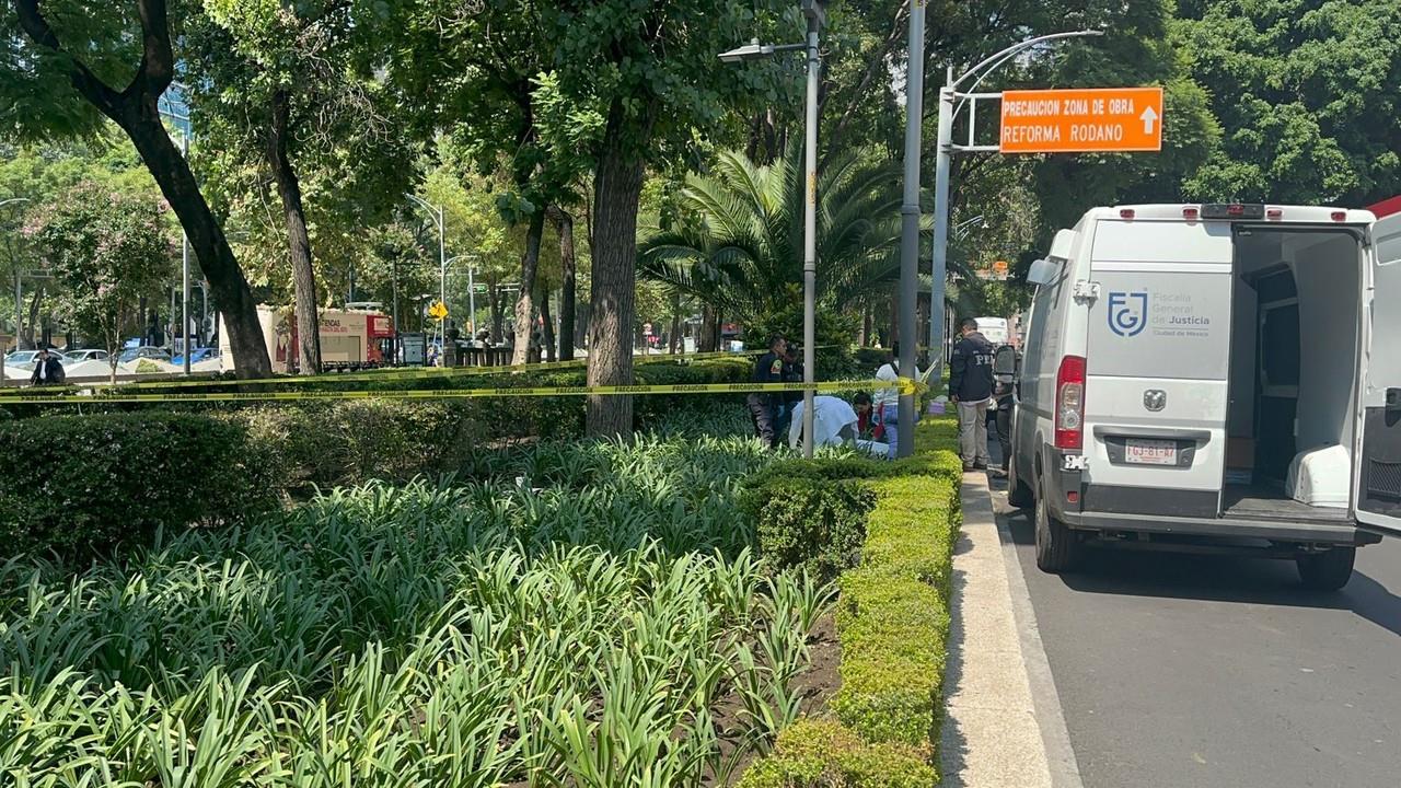 Peritos trabajando en Paseo de la Reforma. Foto: Ramón Ramírez