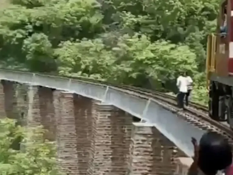 La pareja absorta en su sesión de fotos, hasta que vieron el tren. Foto: Plano Informativo.