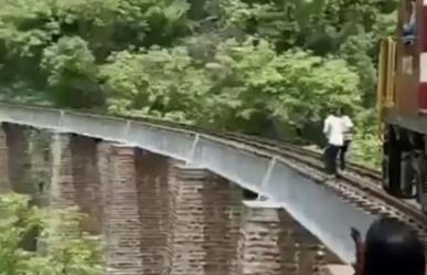 Salta pareja de un puente para evitar ser arrollados por un tren