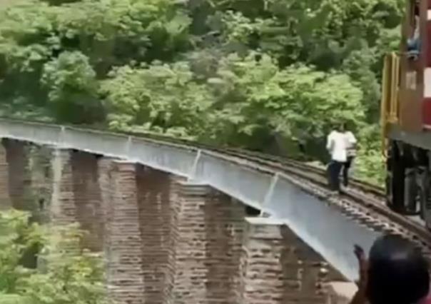 Salta pareja de un puente para evitar ser arrollados por un tren