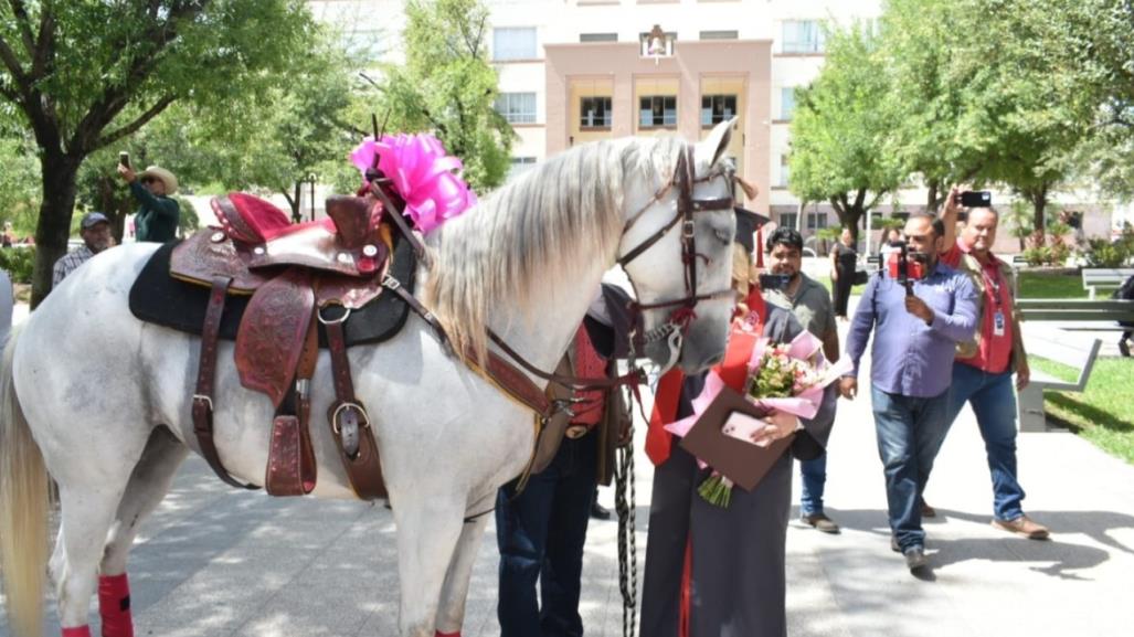 Regala hombre un caballo a su hija por graduarse