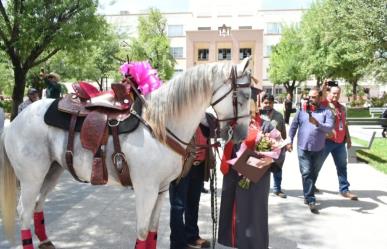 Regala hombre un caballo a su hija por graduarse