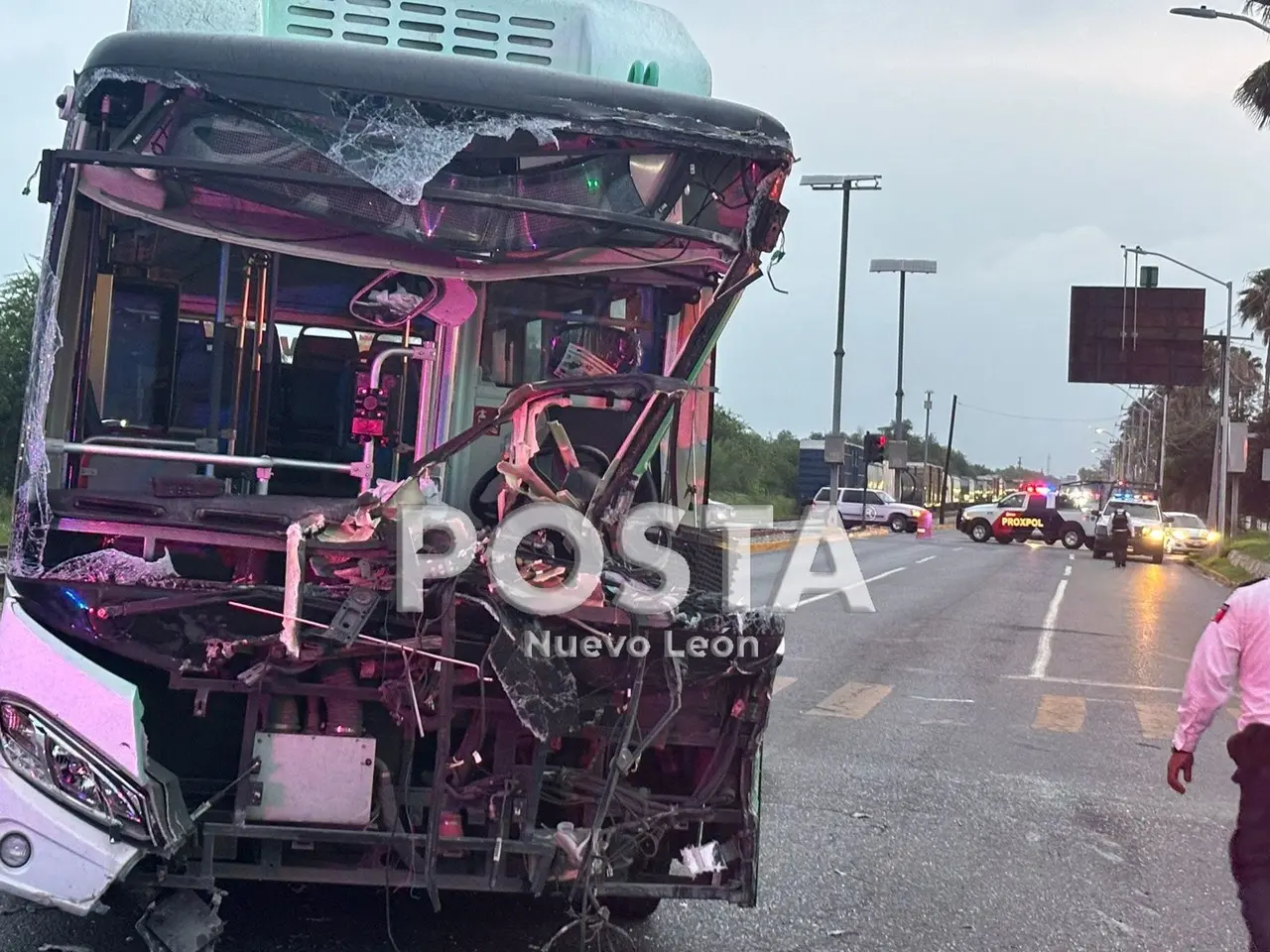 La unidad de transporte de una ruta urbana totalmente destruida de la parte delantera tras el choque. Foto: Raymundo Elizalde.