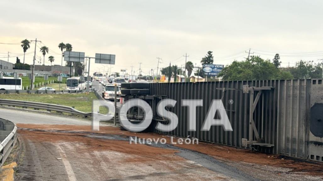 Vuelca tráiler de carga en Apodaca