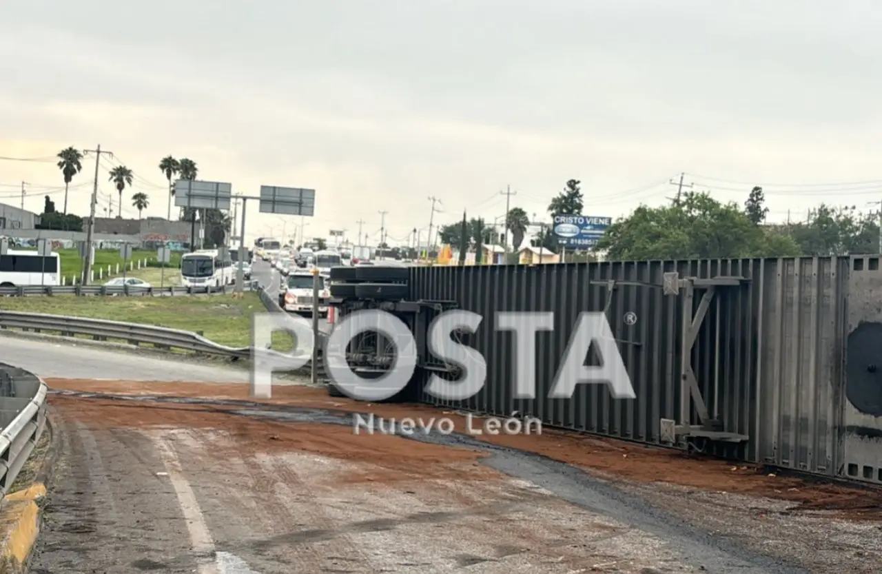 La unidad de carga pesada tras haber volcado en el cruce de Libramiento Noroeste y Carretera a Laredo. Foto: Raymundo Elizalde.