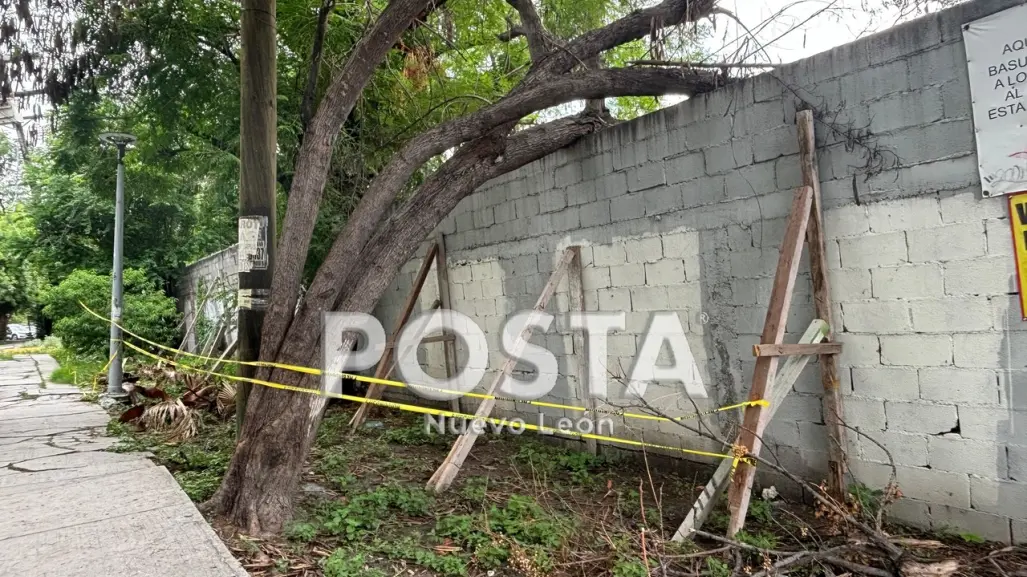 Preocupa barda a punto de caer en jardín de niños en Monterrey