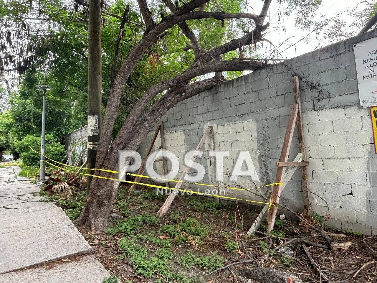 La barda siendo sostenida con columnas para evitar que caiga y cause más daños. Foto: Diego Beltrán.