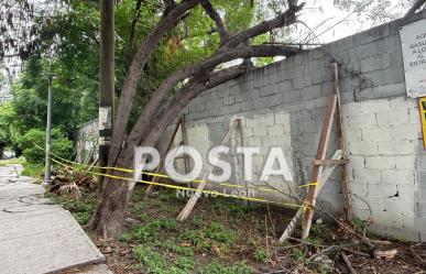 Preocupa barda a punto de caer en jardín de niños en Monterrey