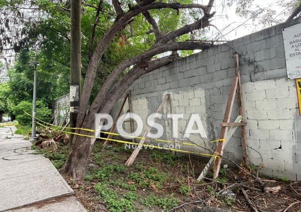 Preocupa barda a punto de caer en jardín de niños en Monterrey