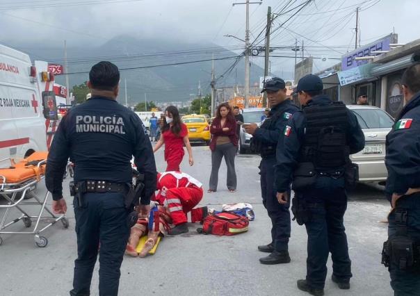 Con cuchillo en mano, joven atenta contra su vida en vía pública de Saltillo