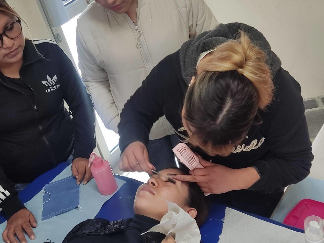 Gracias a estas acciones, se ha logrado fortalecer la participación de las mujeres en el ámbito laboral y empresarial. Foto: Gobierno de García.