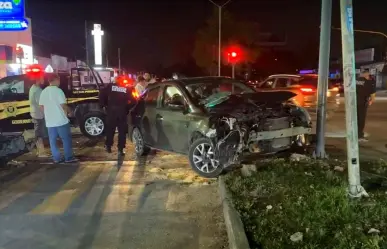 Protagonizan accidente que dejó varios miles de pesos en daños