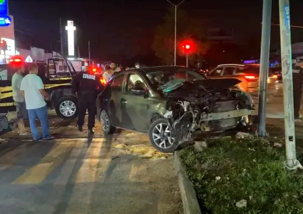 Protagonizan accidente que dejó varios miles de pesos en daños