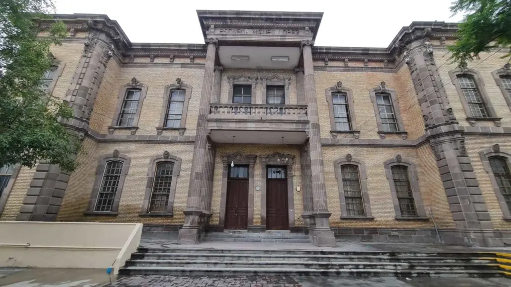 El emblemático edificio de la Escuela Miguel López en Saltillo