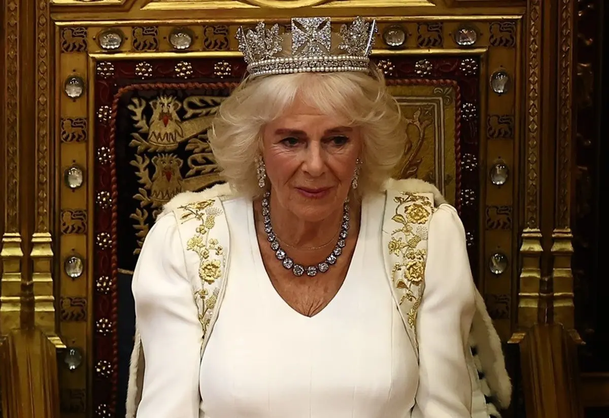 En la imagen la reina Camila de Inglaterra durante la apertura estatal del Parlamento. Foto: X @RoyalFamily