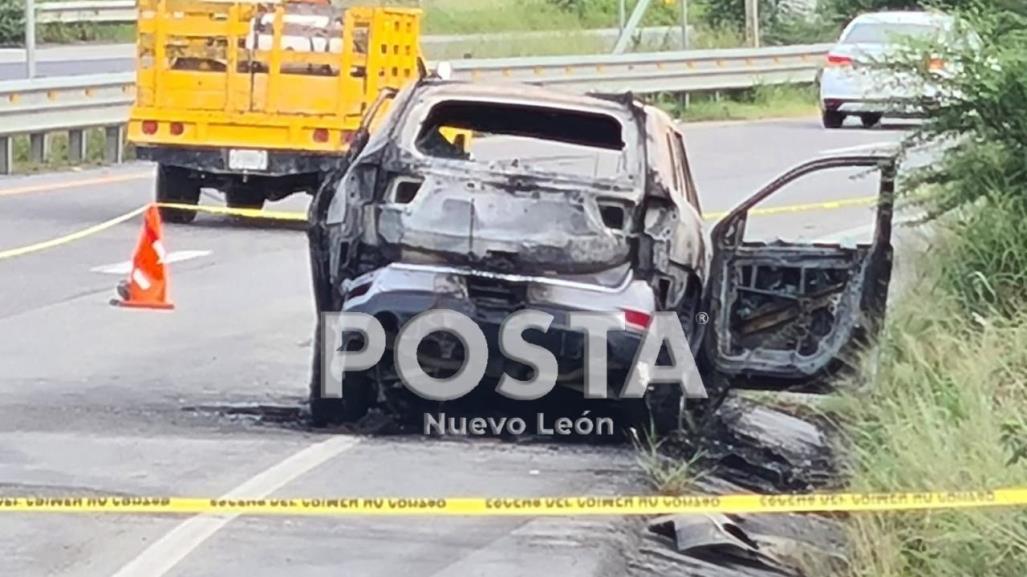 Hallan camioneta incendiada y baleada sobre la Carretera Nacional