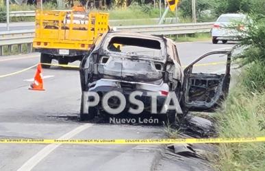 Hallan camioneta incendiada y baleada sobre la Carretera Nacional