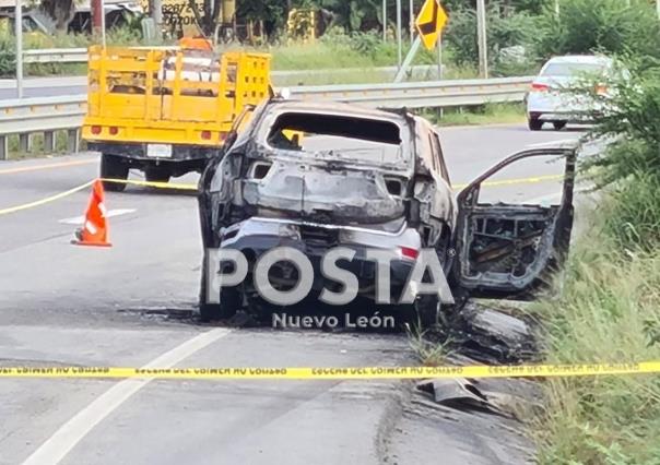 Hallan camioneta incendiada y baleada sobre la Carretera Nacional