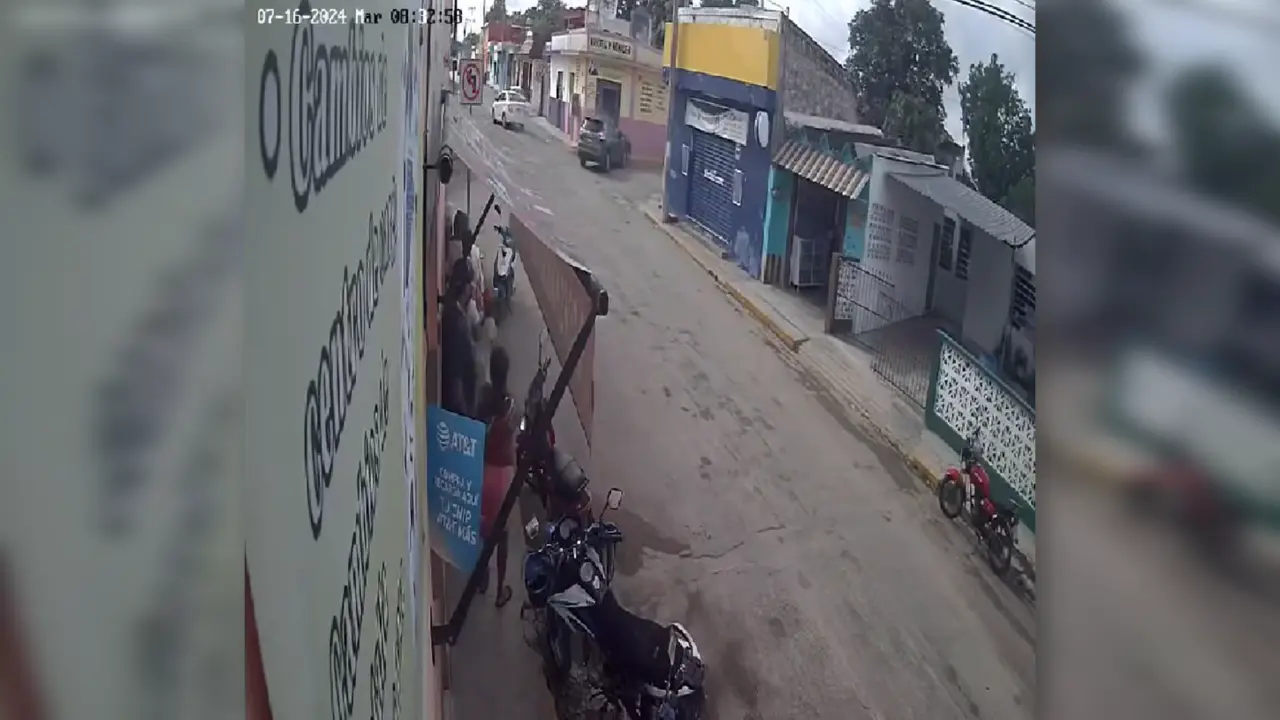 Debido a la fuerza del impacto, el conductor con preferencia terminó impactando en el muro de un comercio Foto: Redes