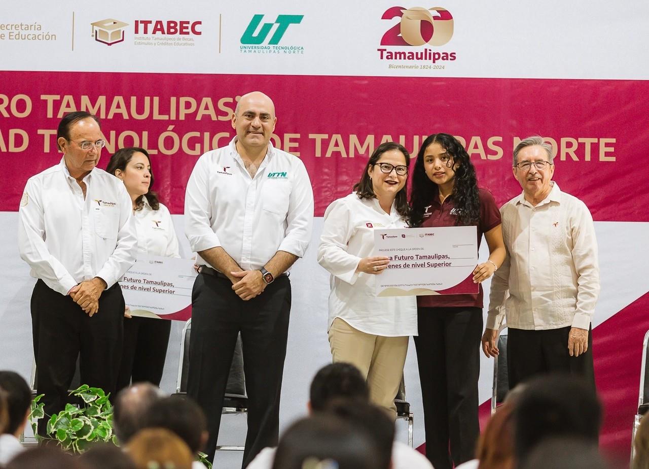 Entrega de becas Futuro Tamaulipas, jóvenes de nivel superior. Foto: SET