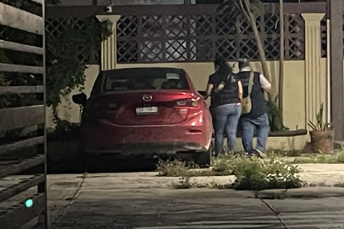 Durante el cateo de un domicilio en la colonia Borreguera de Tampico fue asegurado un vehículo chocado, con características del que presuntamente atropelló y mató a las dos mujeres. Foto: Axel Hassel