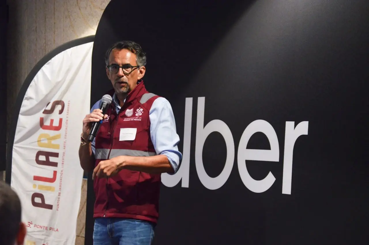 El coordinador general de Pilares, Javier Hidalgo Ponce en presentación de programa de Pilares y Uber. foto: Gobierno de la CDMX