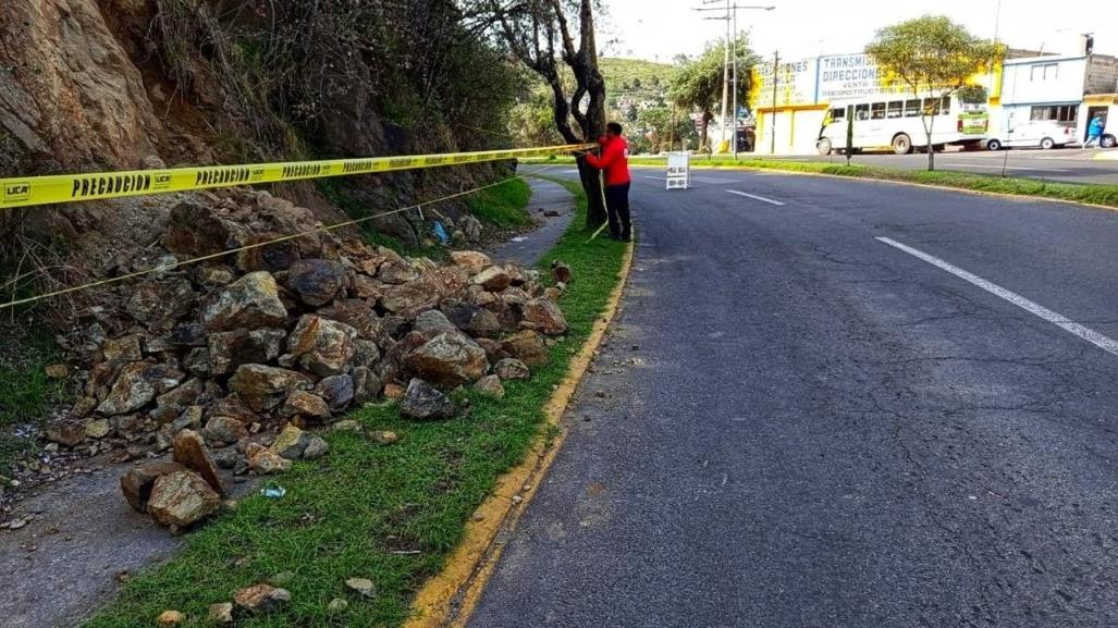 Reportan deslizamiento de rocas en Toluca; autoridades monitorean