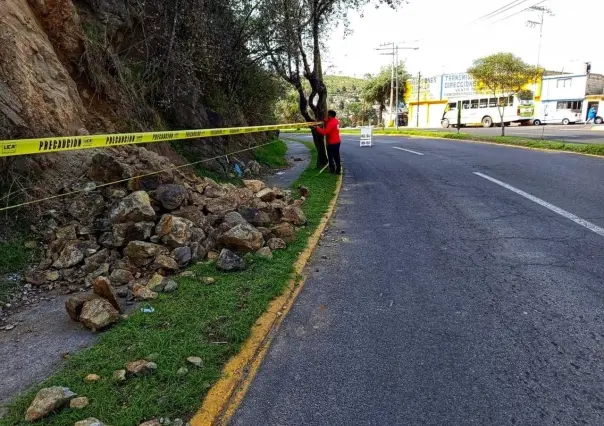 Reportan deslizamiento de rocas en Toluca; autoridades monitorean