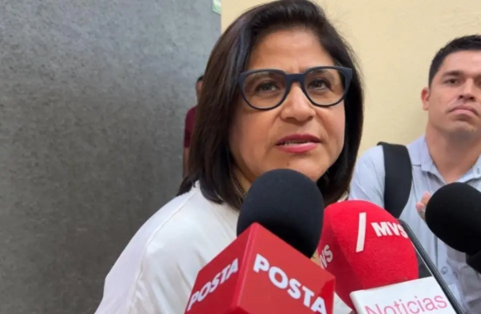 La diputada Sandra Pámanes en conferencia atendiendo a medios en el Congreso de Nuevo León. Foto: Armando Galicia