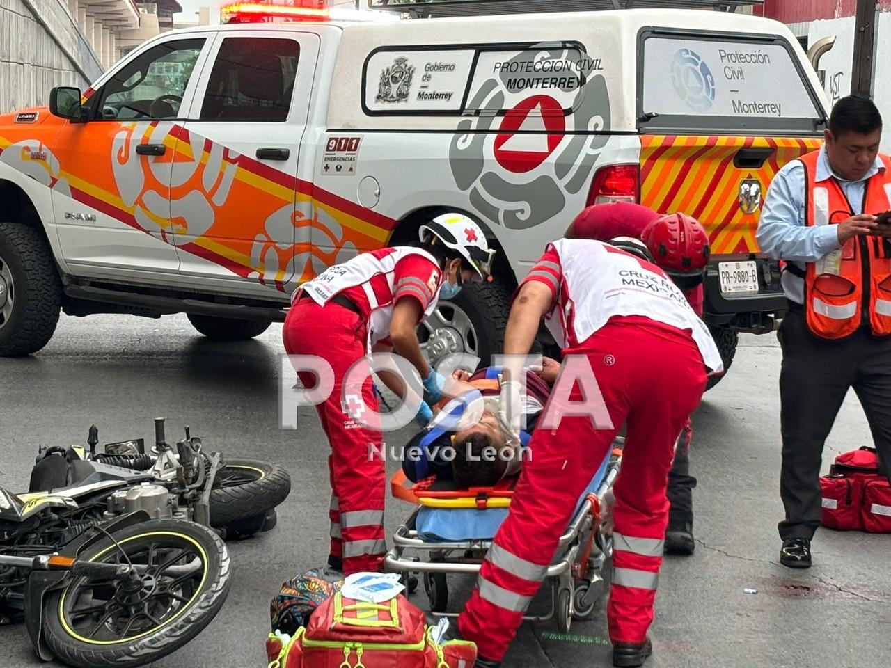 Elementos de la Cruz Roja y Protección Civil atendiendo al motociclista que quedó herido. Foto: Raymundo Elizalde.