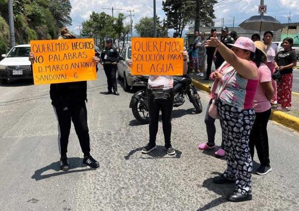 Bloquean Paseo Matlazincas en Toluca por falta de agua