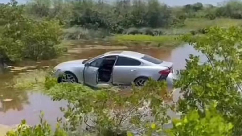 Automóvil Jaguar termina en ciénaga en Chicxulub, Yucatán