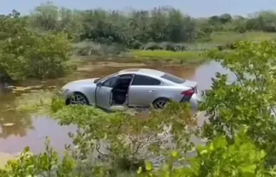 Automóvil Jaguar termina en ciénaga en Chicxulub, Yucatán