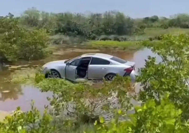 Automóvil Jaguar termina en ciénaga en Chicxulub, Yucatán