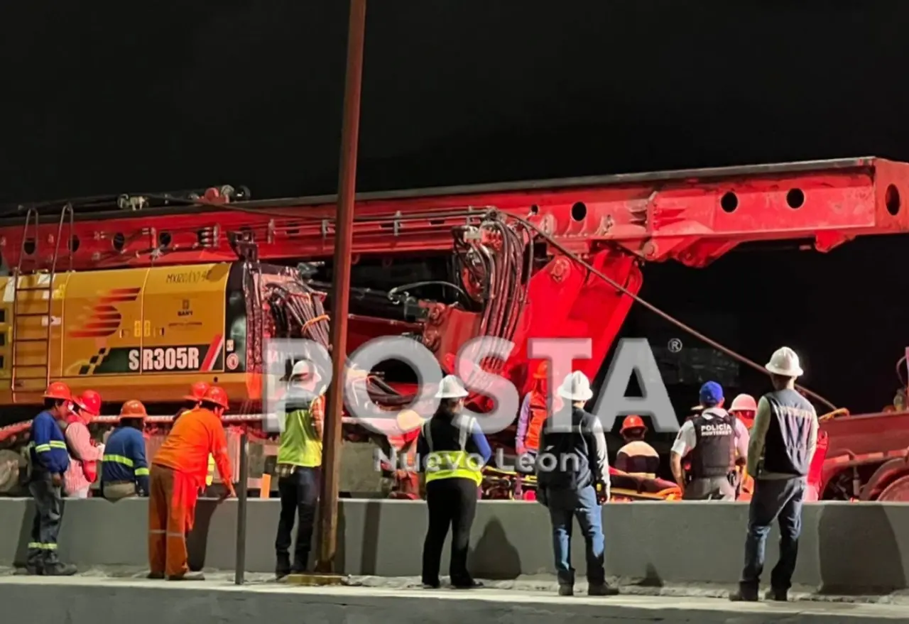 Obreros y paramédicos viendo la escena de donde cayó el trabajador. Foto: Raymundo Elizalde.