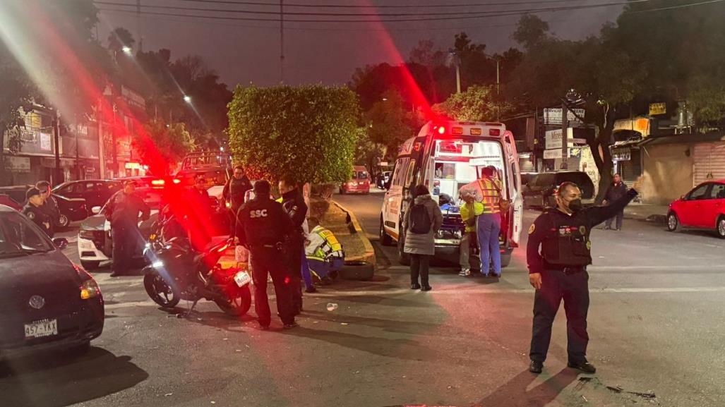 Choque entre moto y auto deja un lesionado en Azcapotzalco