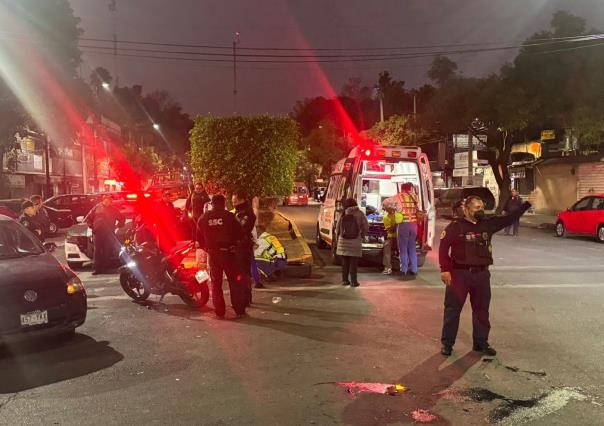 Choque entre moto y auto deja un lesionado en Azcapotzalco