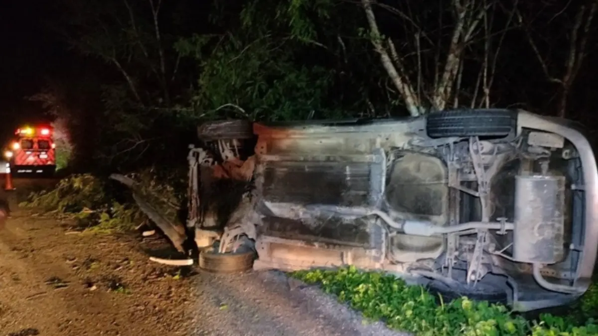 El auto quedó volcado sobre su costado derecho al lado de la carretera Foto: Cortesía