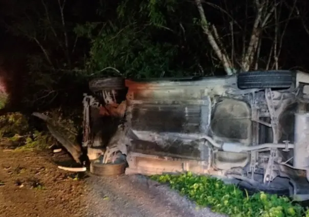 Por esquivar a un perro, mujer vuelca su auto en la carretera Motul-Muxupip