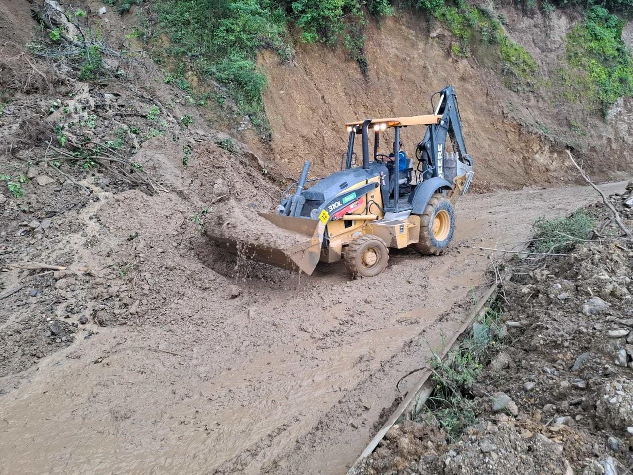 Carretera a la Cola de Caballo y excavadora en el lugar. Foto: Gobierno de Santiago